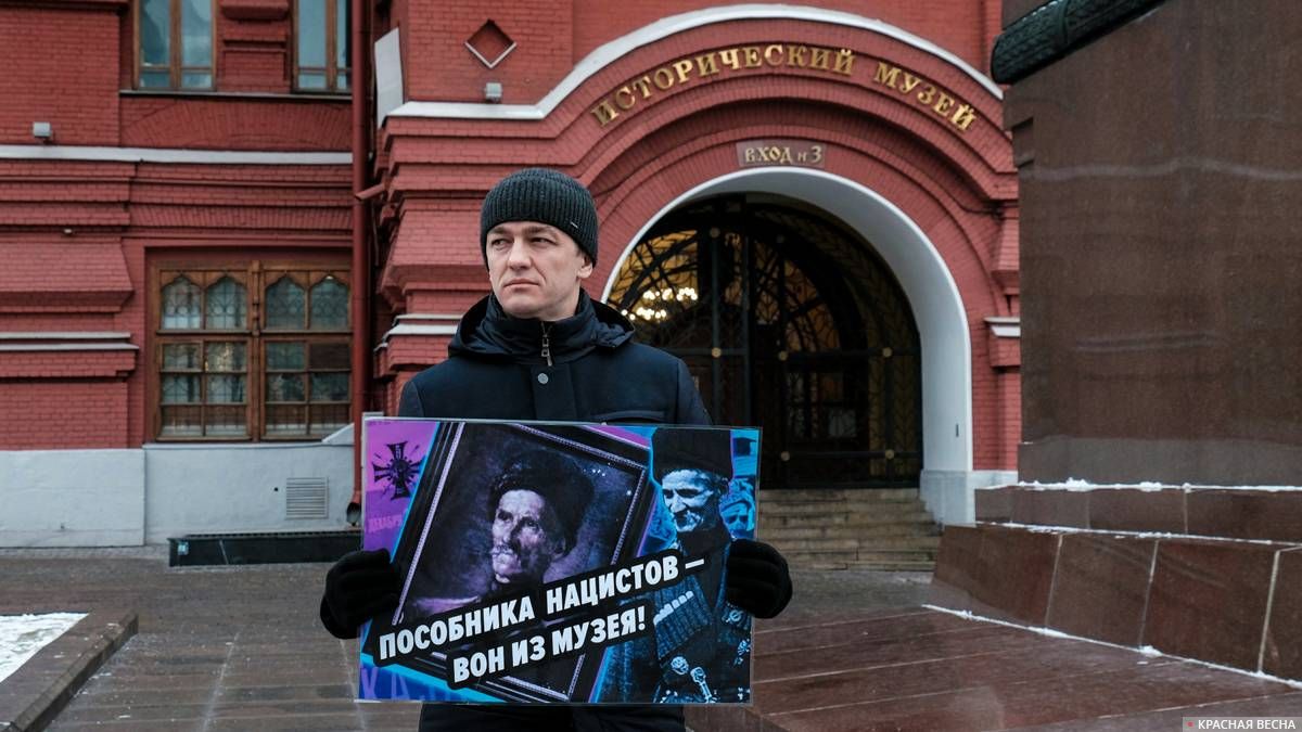Пикет против демонстрации портрета Науменко