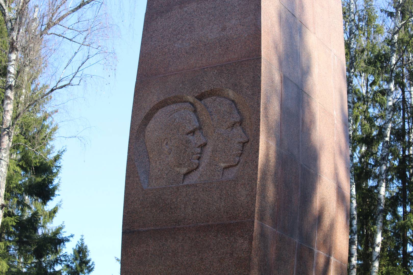 Барельефы на стеле, установленной на месте гибели Гагарина и Серегина
