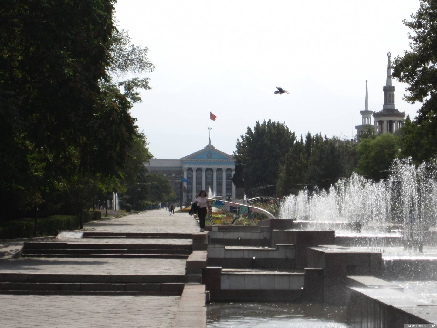 Аллея молодежи. Здание мэрии Бишкека. Киргизия