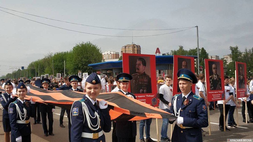 На шествии «Бессмертного полка» в Подольске были и Знамена Победы и портреты Сталина и других военачальников. Участников было не менее 10 тыс. человек (Фото - ИА Красная Весна)