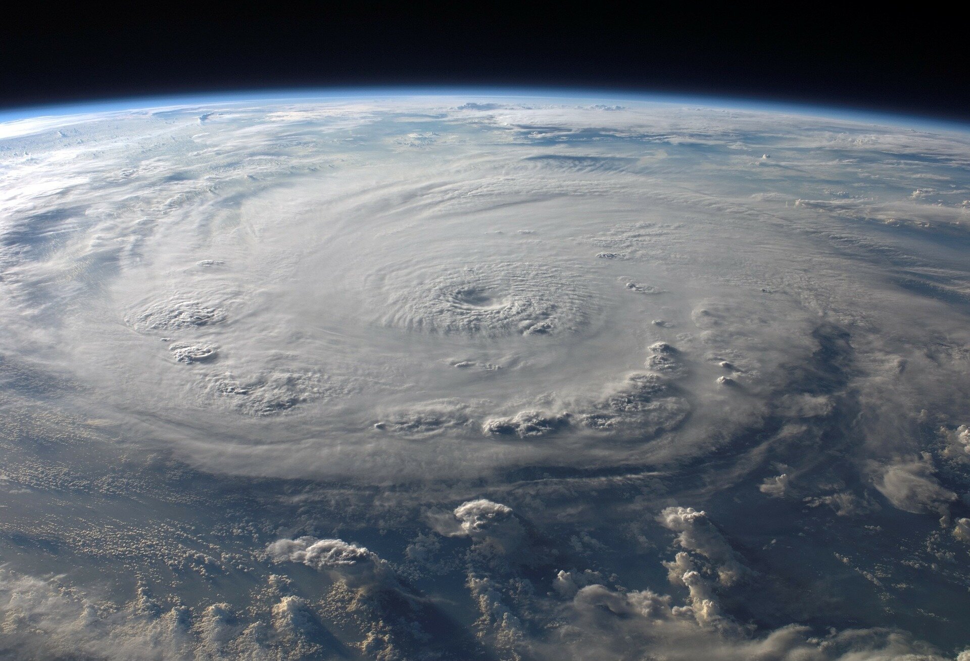 Вид урагана из космоса 