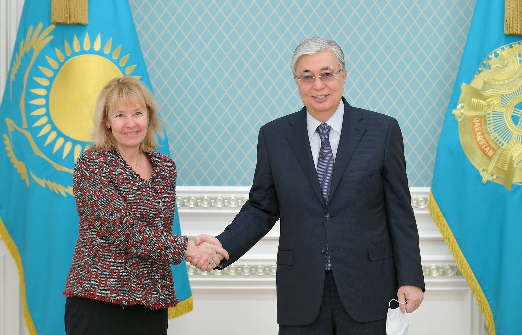 Президент Казахстана Касым-Жомарт Токаев и спецпредставитель ЕС по Центральной Азии Тери Хакалу