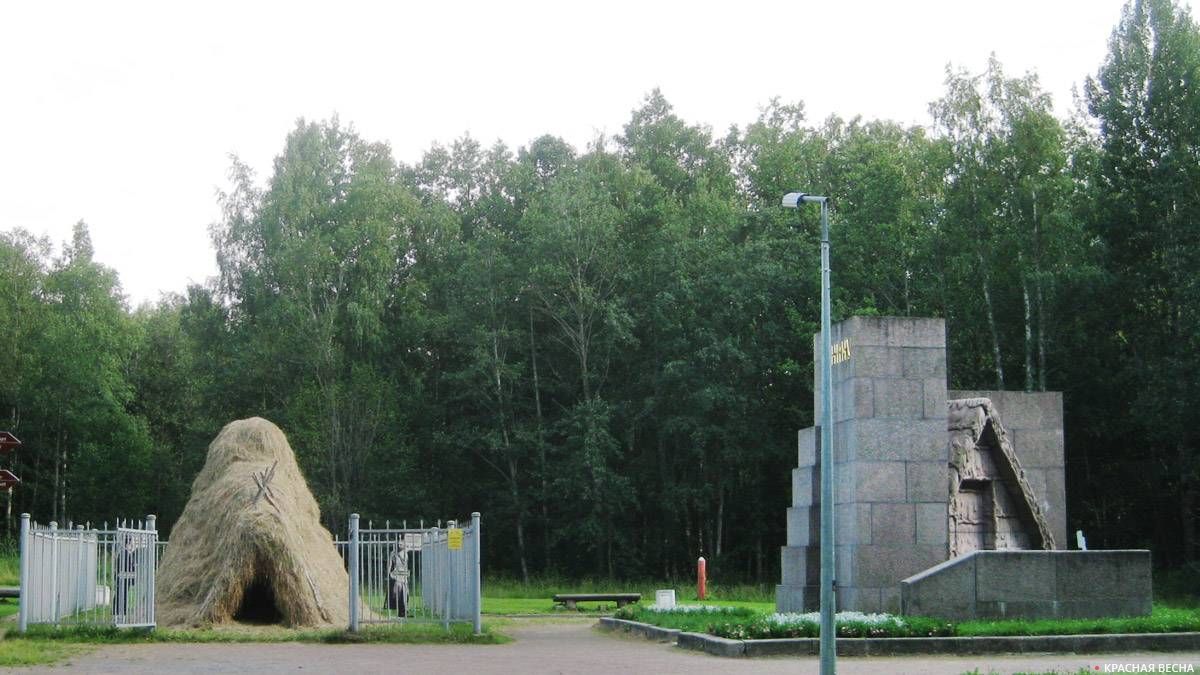 Памятник в музее «Шалаш» на месте последнего подполья Ленина. 26.07.2018