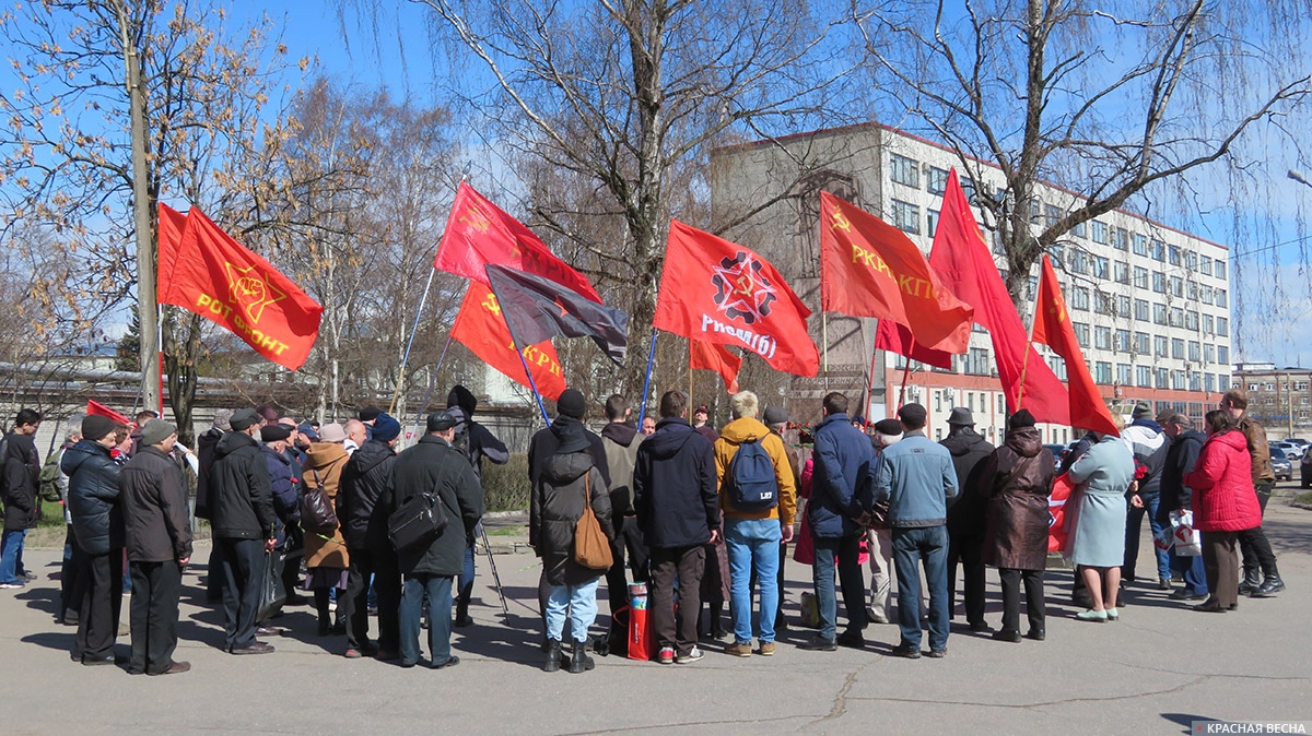 Акция левых движений Санкт-Петербурга 1 мая у памятника Первой маёвке