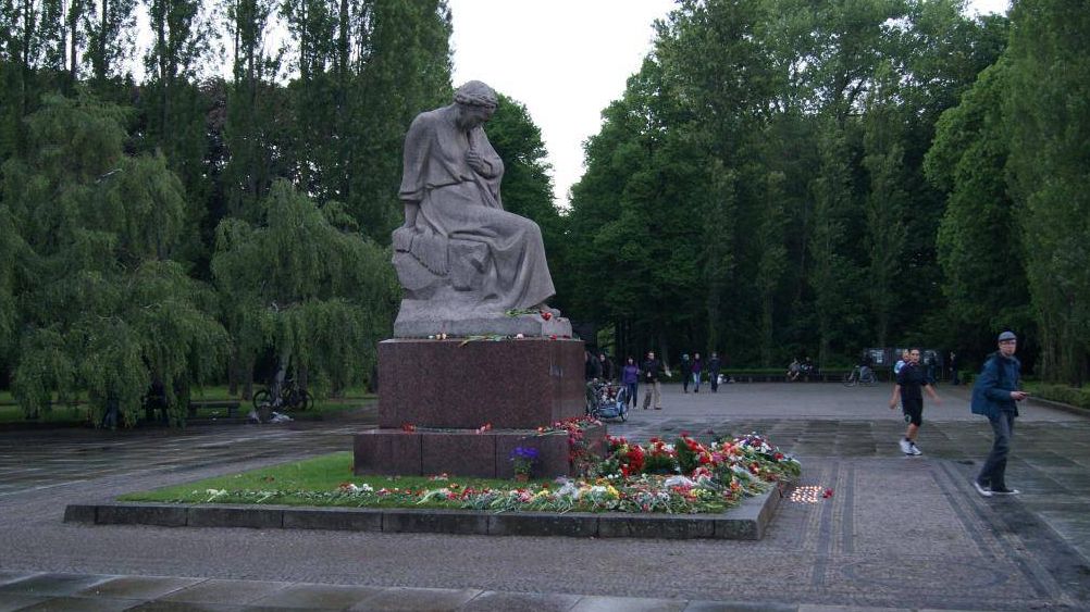 Памятник скорбящей матери в Трептов парке