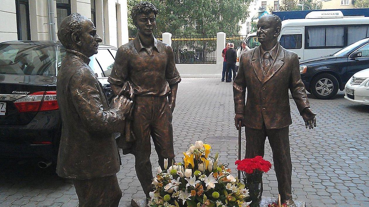 Памятник драматургам в Москве. Вампилов, Розов, Володин (Володин слева)