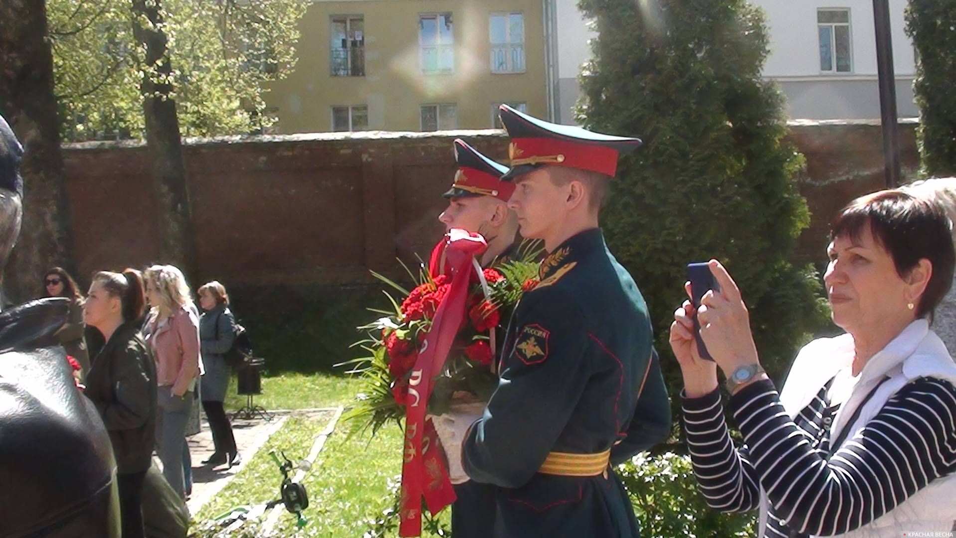 Возложение цветов к Вечному огню на Аллее городов - героев в Смоленске