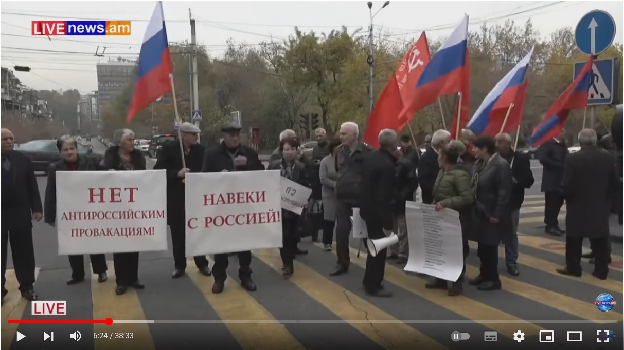 Армения поддерживает россию. Митинг в Ереване в поддержку России. Митинг в Армении в поддержку России. Митинг у посольства России в Армении. Митинг в Ереване в поддержку Украины.