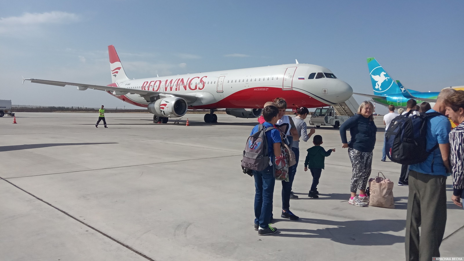 Самолет авиакомпании Red Wings в аэропорту Симферополя. Симферополь, Крым