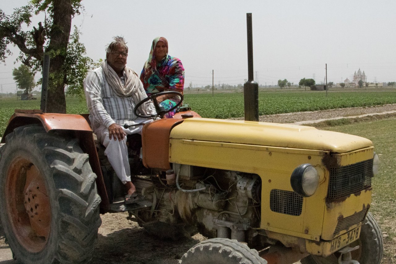 Индийский фермер на тракторе