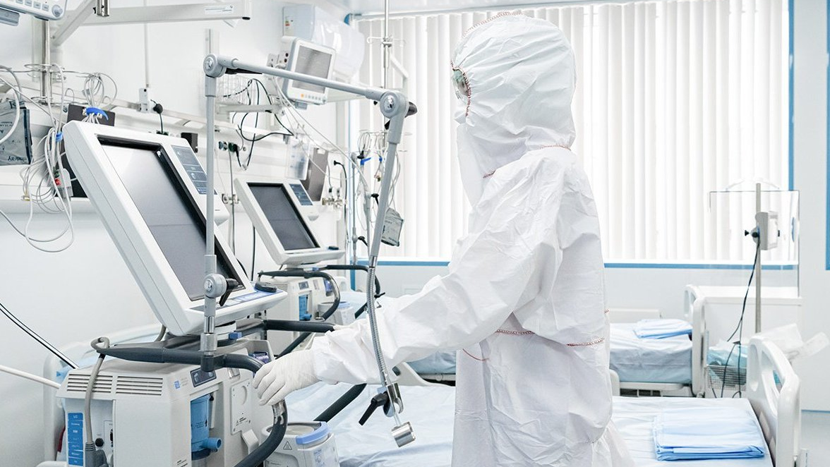 Медицинский работник у аппарата ИВЛ