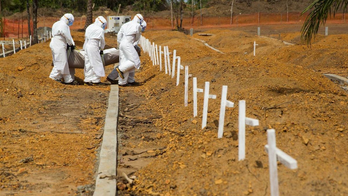 Захоронение жертв лихорадки Эбола в Африке