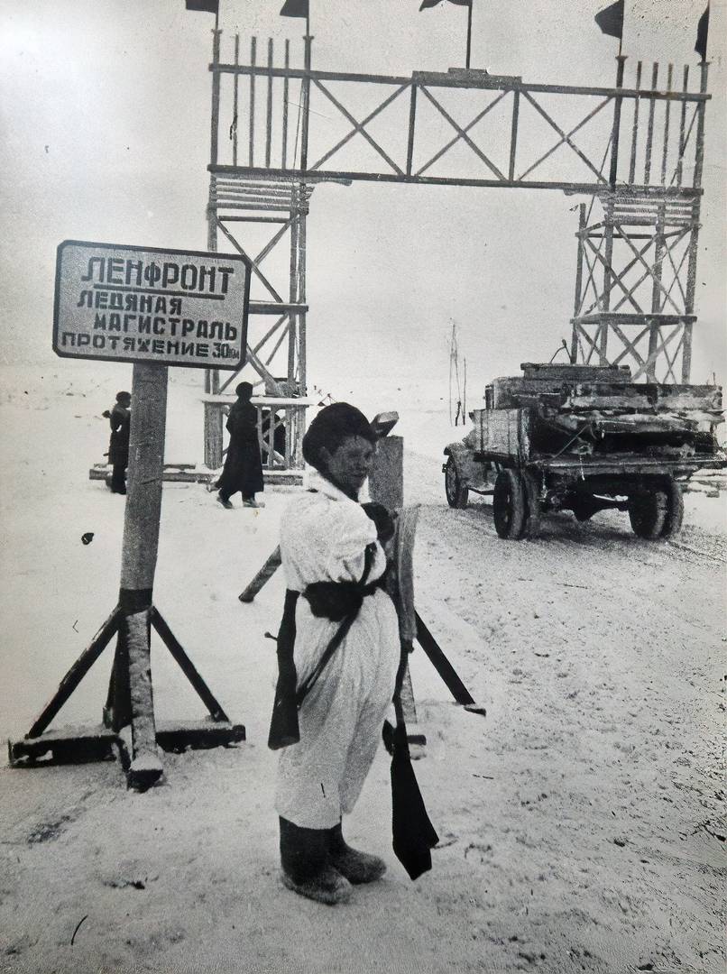 Регулировщица на въезде на ледяную «Дорогу жизни» у деревни Кокорево. Ленинградская область, 1942
