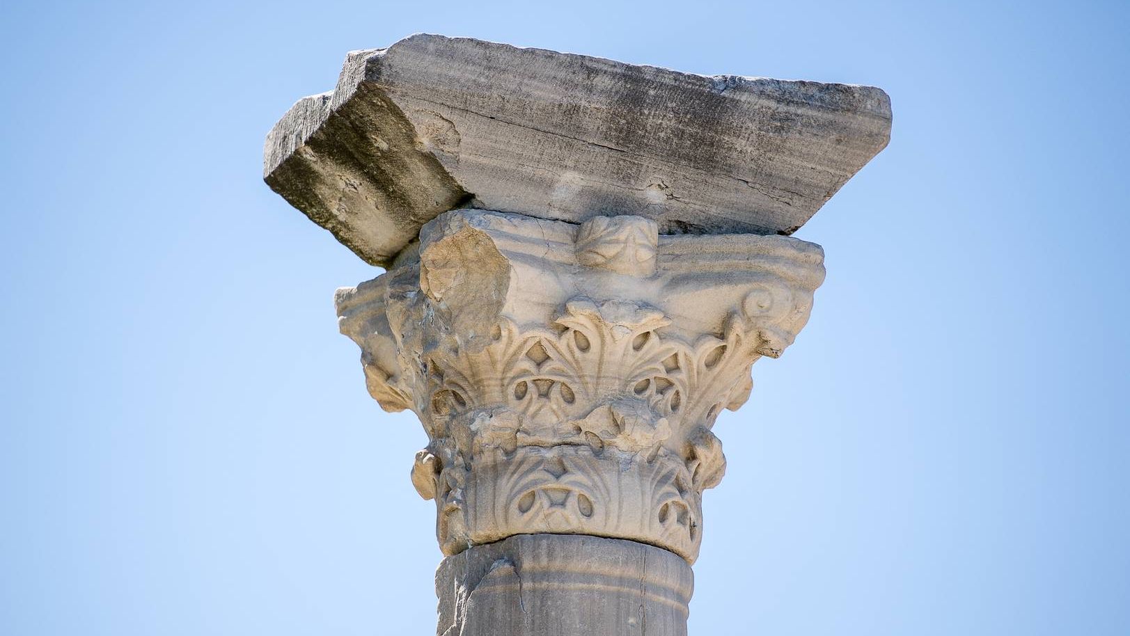 Древнегреческая колонна.