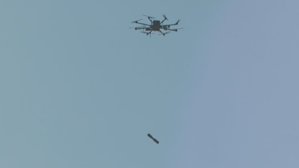 Сброс бомбы при помощи дрона