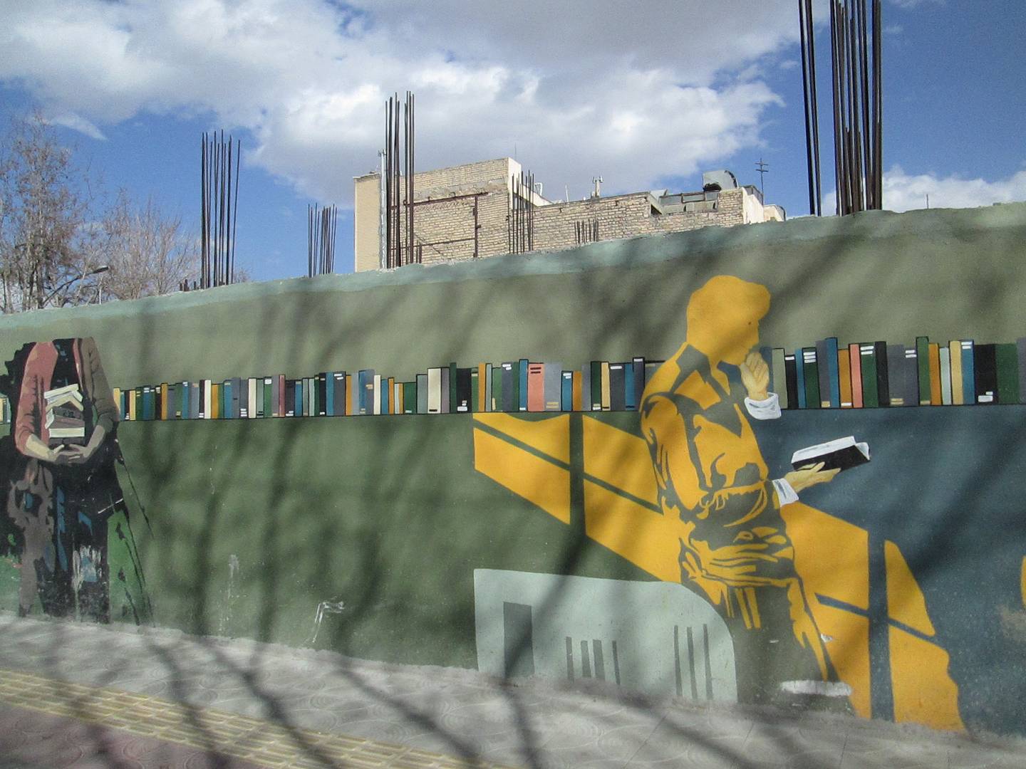 Иран читающий. Граффити в центре Шираза, Иран