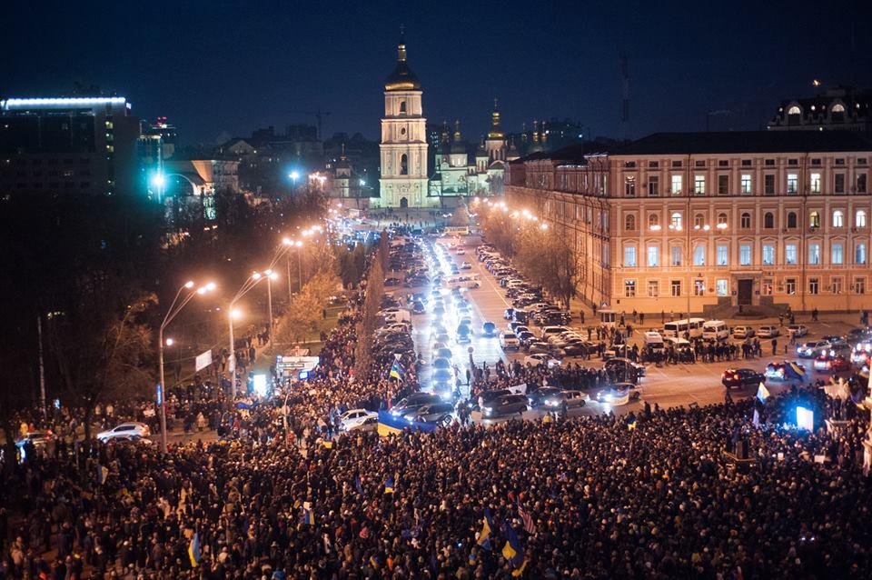 Демонстранты на Михайловской площади Киева. 2013
