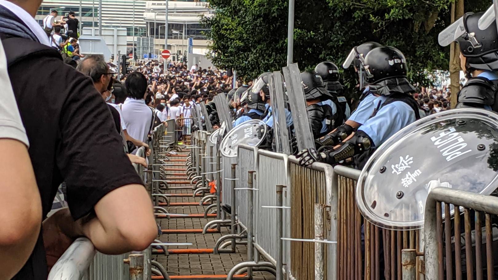 Полиция и протестующие в Гонконге