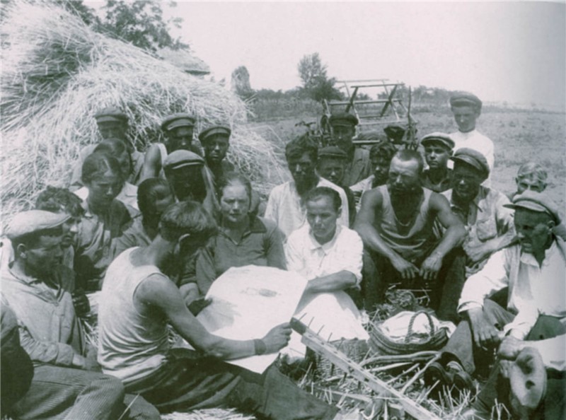 Колхозники читают газету. Полтавщина. 1937 год