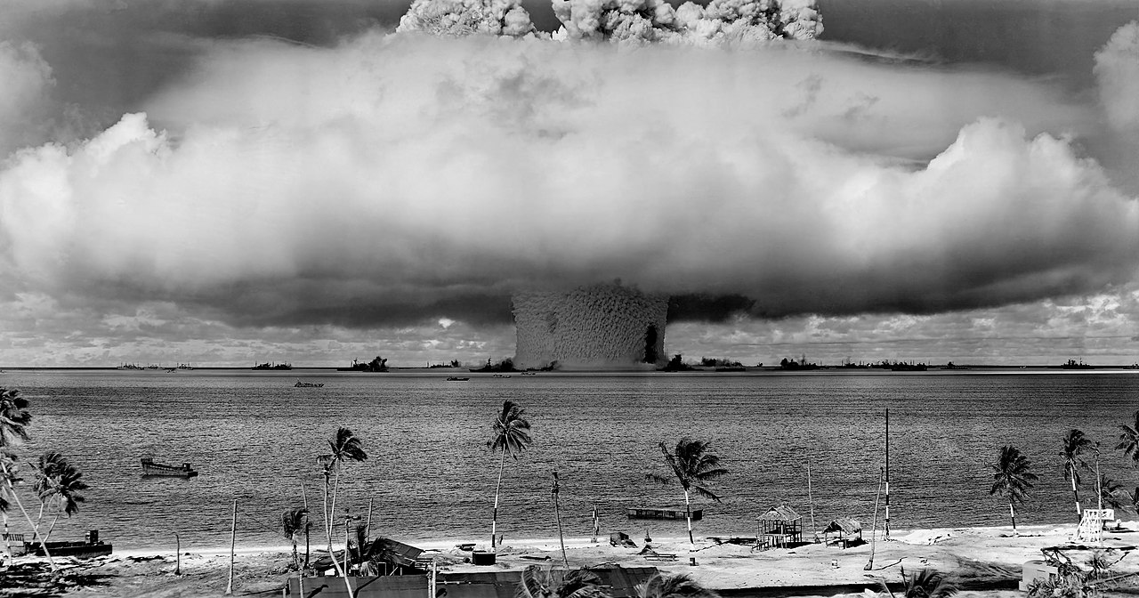 Взрыв американской атомной бомбы на атолле Бикини