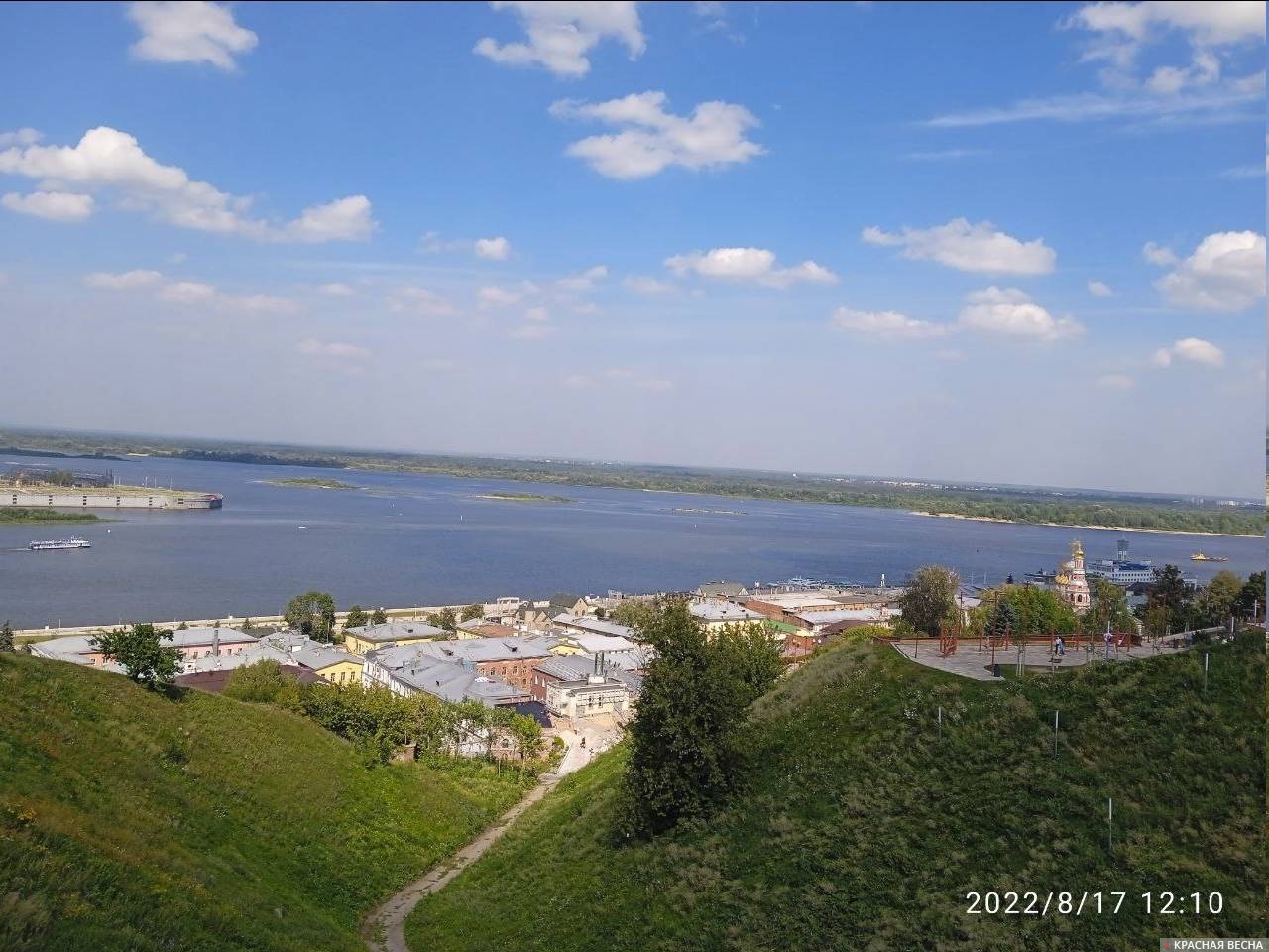 Вид на стрелку Оки и Волги с набережной Федоровского в Нижнем Новгороде