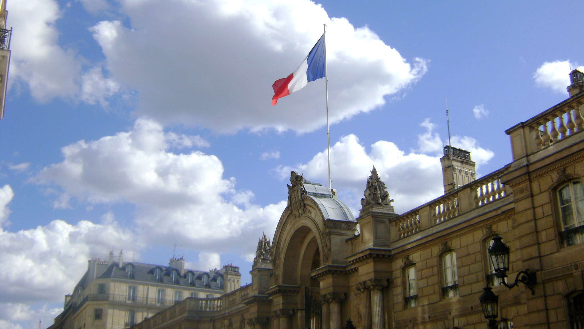 Флаг Франции на Елисейском дворце