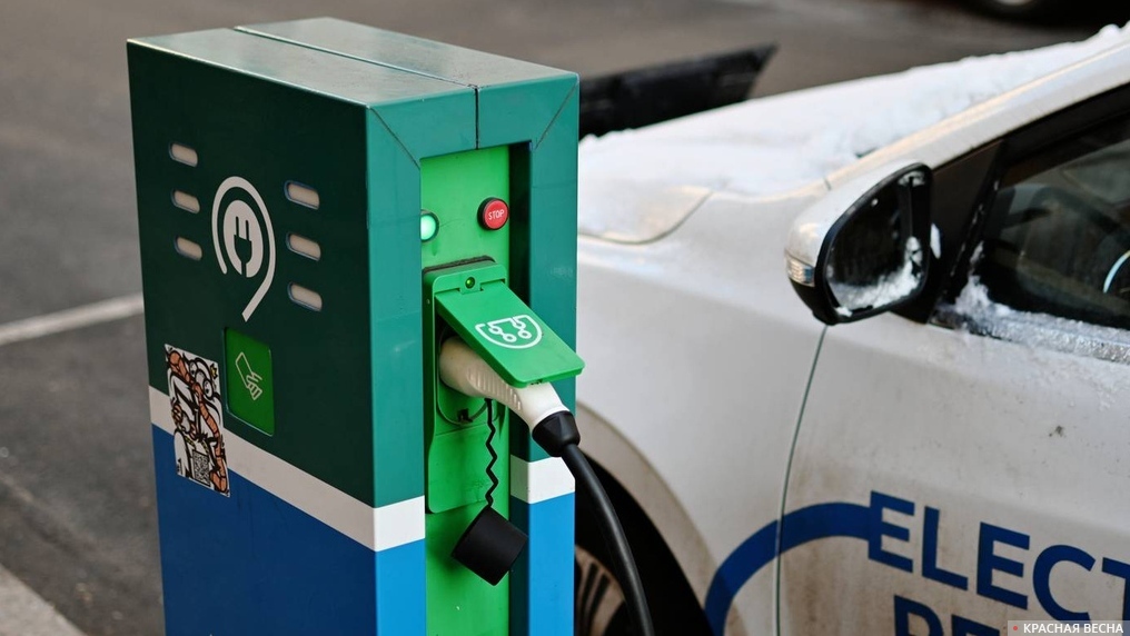 Электромобиль и электрозарядная станция