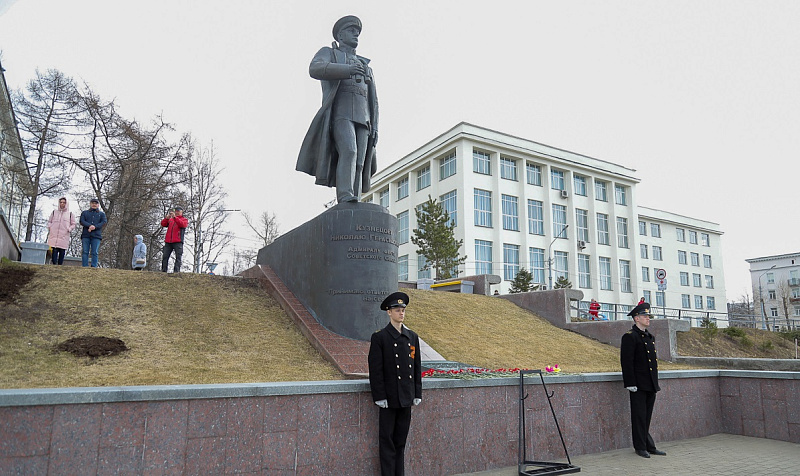 Возложение цветов к памятнику Адмиралу флота Н Г Кузнецову