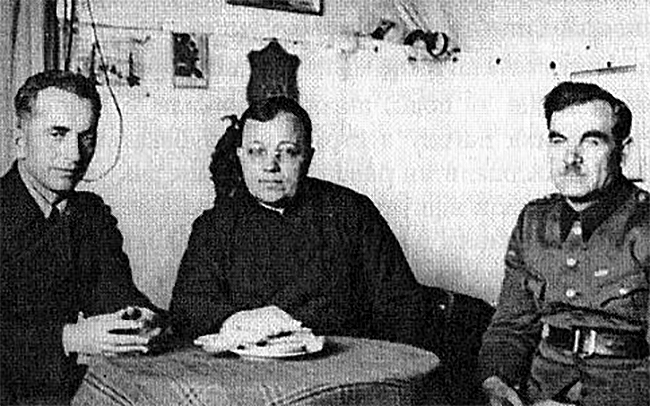 Глава Комитета украинцев Канады Василий Кушнир (в центре) в лагере интернированных дивизии СС «Галичина»*. 1946