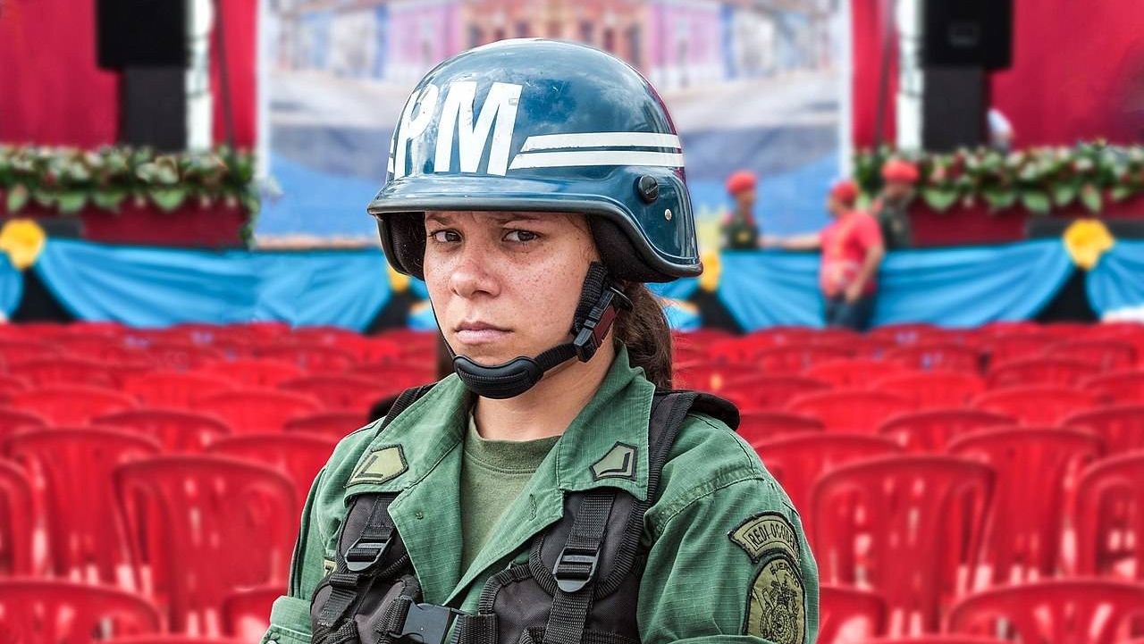 Женщина из Боливарианских вооруженных сил