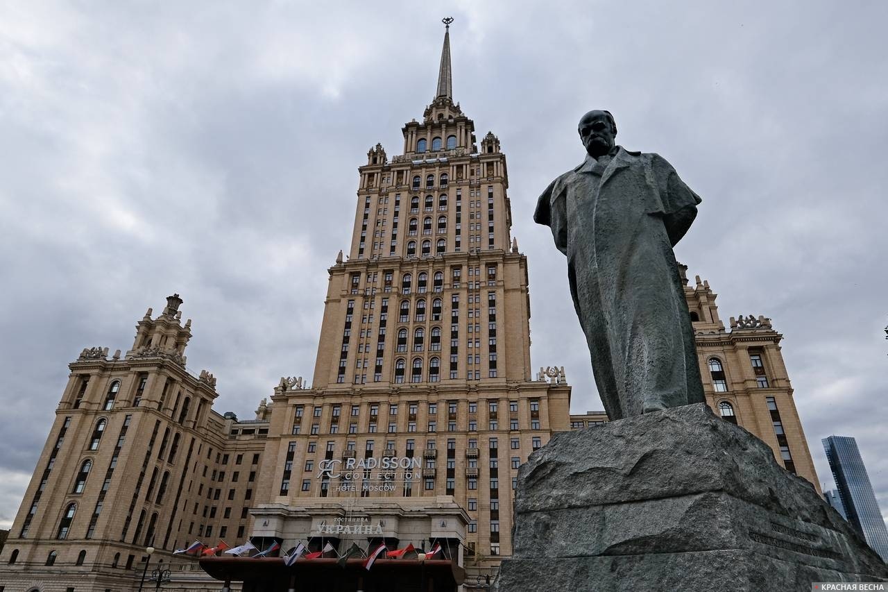 Памятник Тарасу Шевченко рядом с гостиницей «Украина»