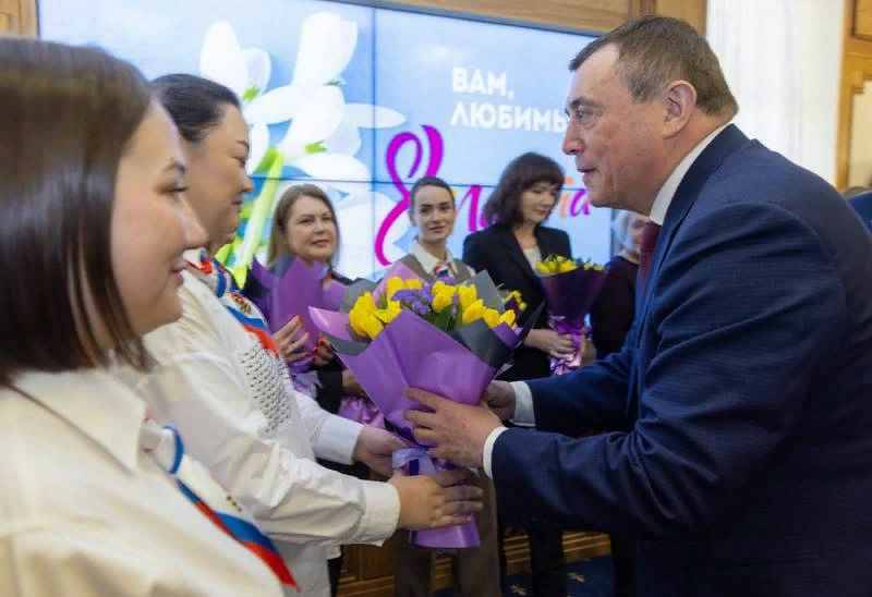 Губернатор сахалина поздравляет женщин