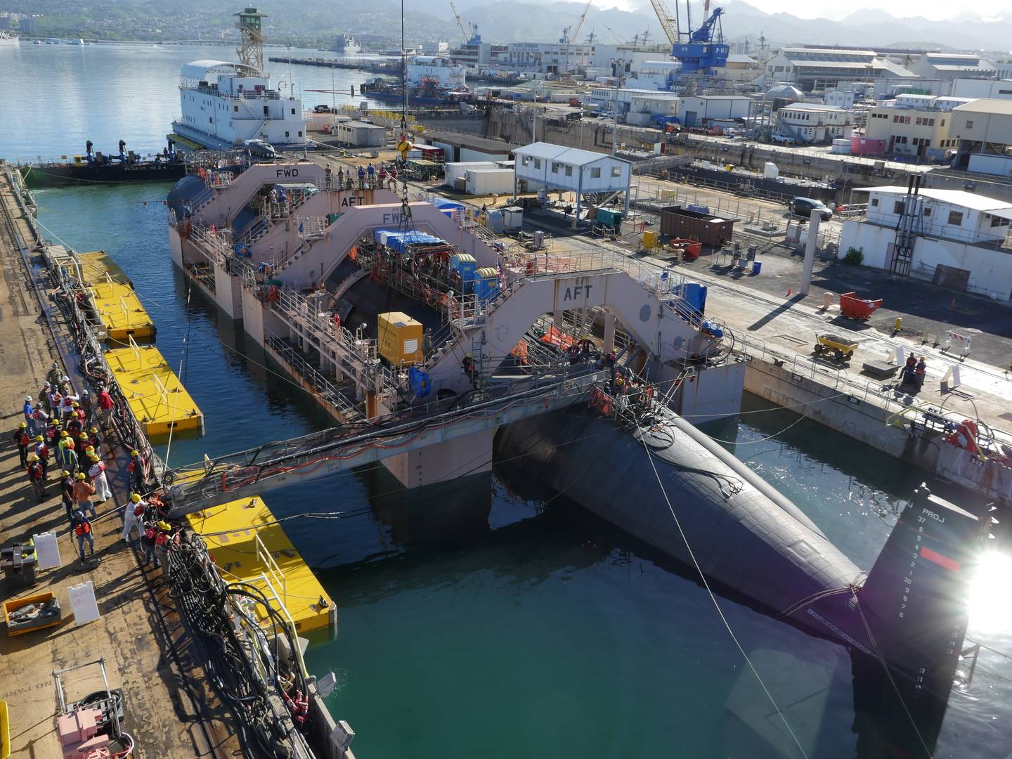 Подводная лодка «Чикаго» типа «Лос-Анджелес» готовится к отстыковке от сухого дока № 3 на верфи Pearl Harbor Naval Shipyard