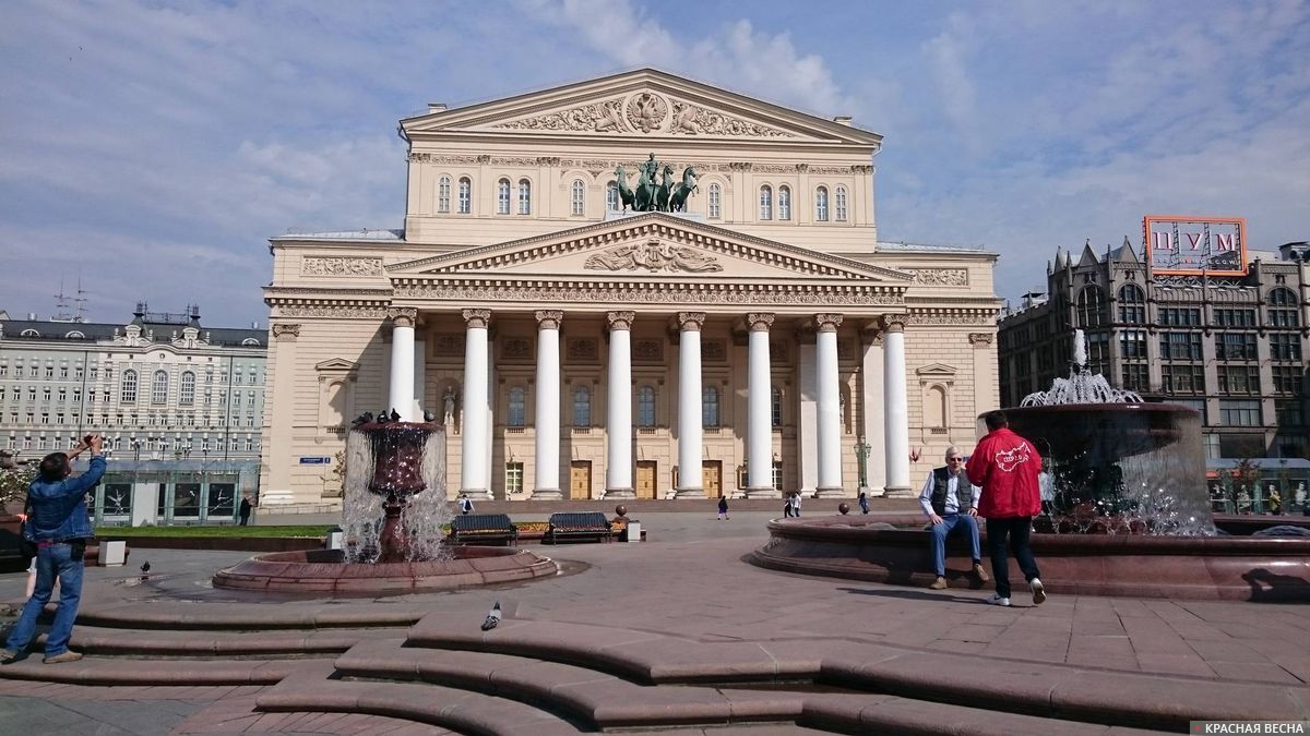 Театр возле большого театра. Большой театр Минск. Около большого театра. Памятник около большого театра.