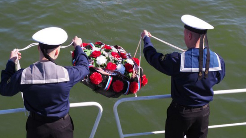 Военнослужащие Балтийского флота в море отдали воинские почести морякам-балтийцам, погибшим в годы Великой Отечественной войны