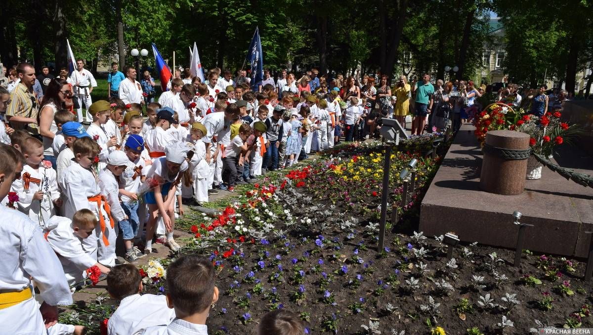 Воспитанники «Орловской федерации киокусинкай каратэ-до» возложили цветы к памятнику генералу Гуртьеву в г. Орле