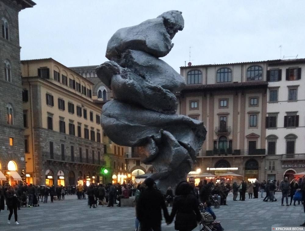 Постмодернистская скульптура на главной площади Флоренции в Италии