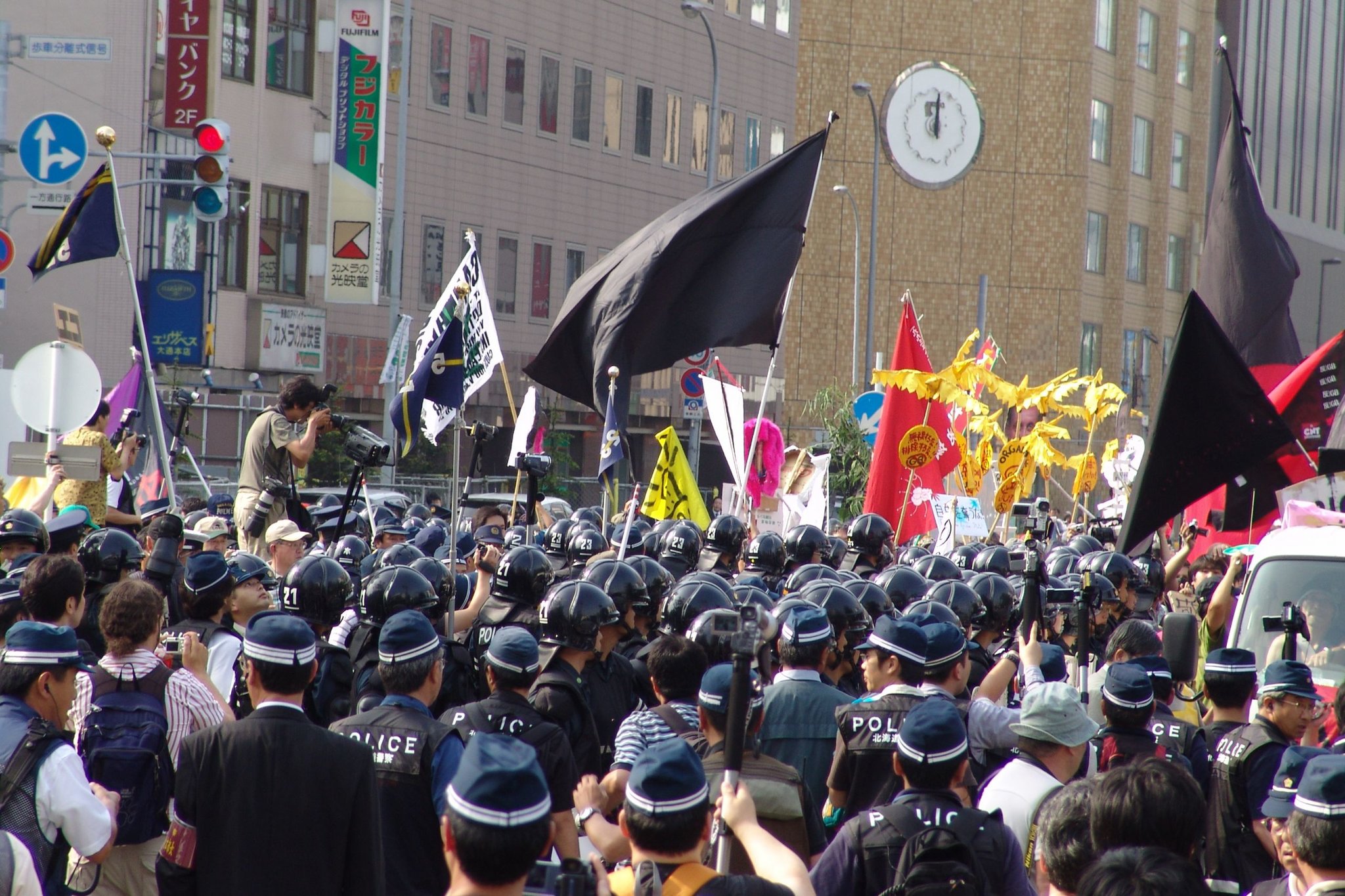 Манифестация антиглобалистов, автор: Muji Tra from Sapporo City, Hokkaido, JAPAN., лицензия: CC BY 2.0