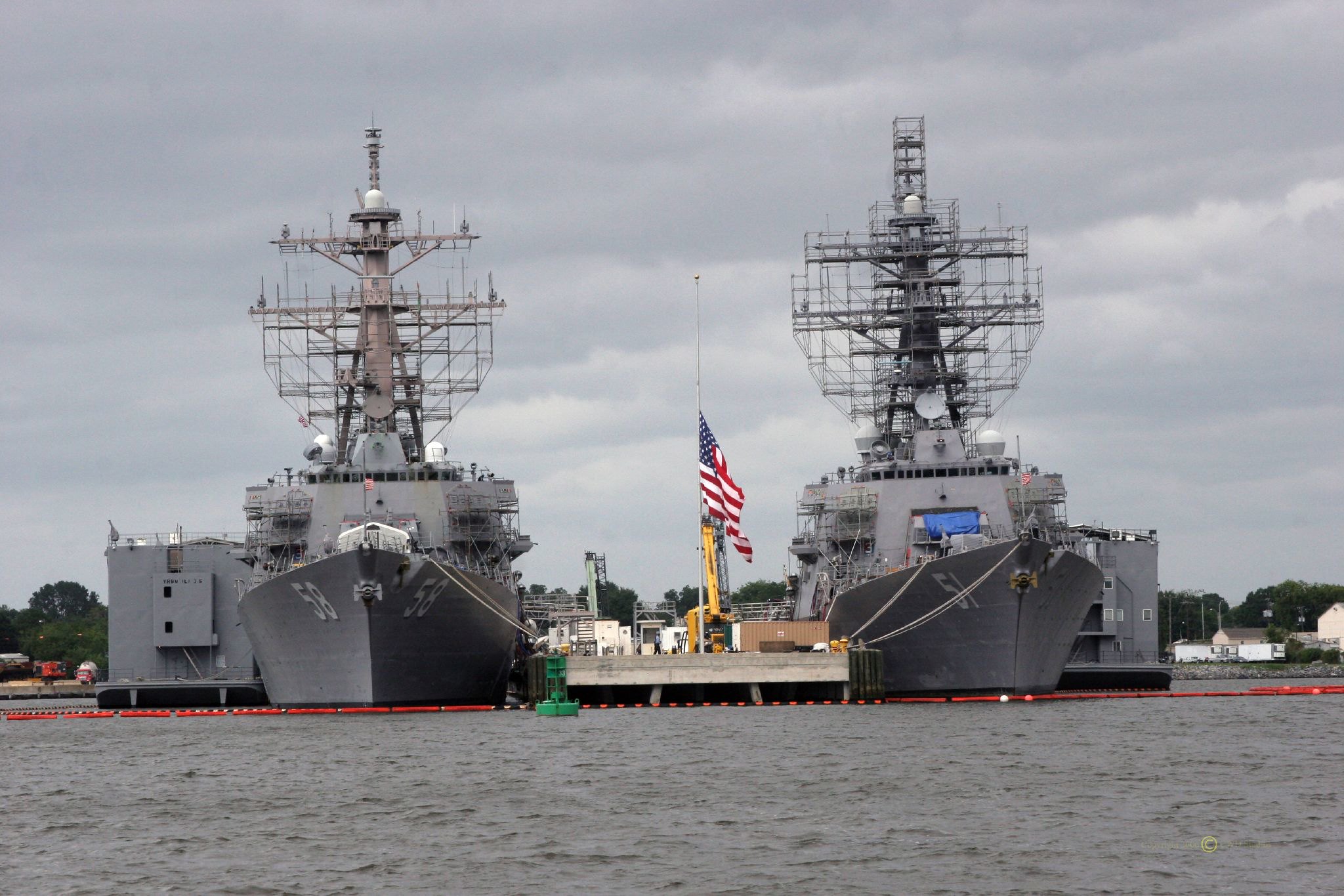 USS Laboon (DDG-58) и Arleigh Burke (DDG-51)