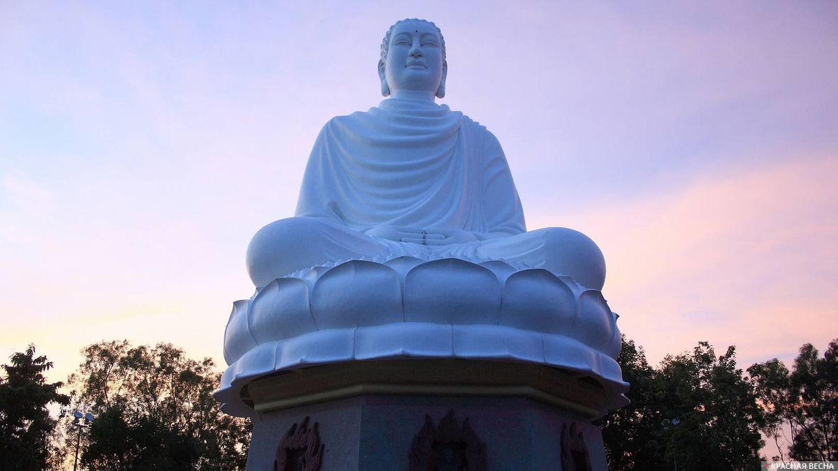 Статуя белого Будды