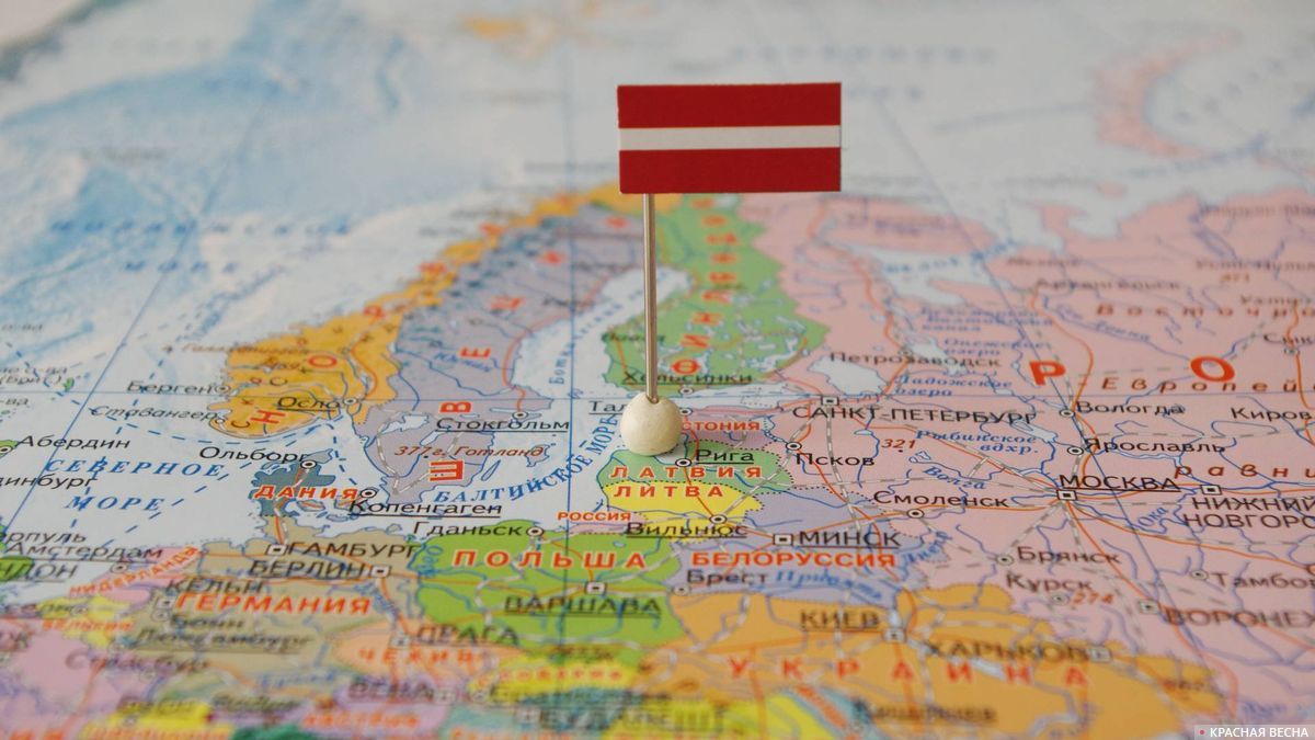Латвия с флагом на карте мира
