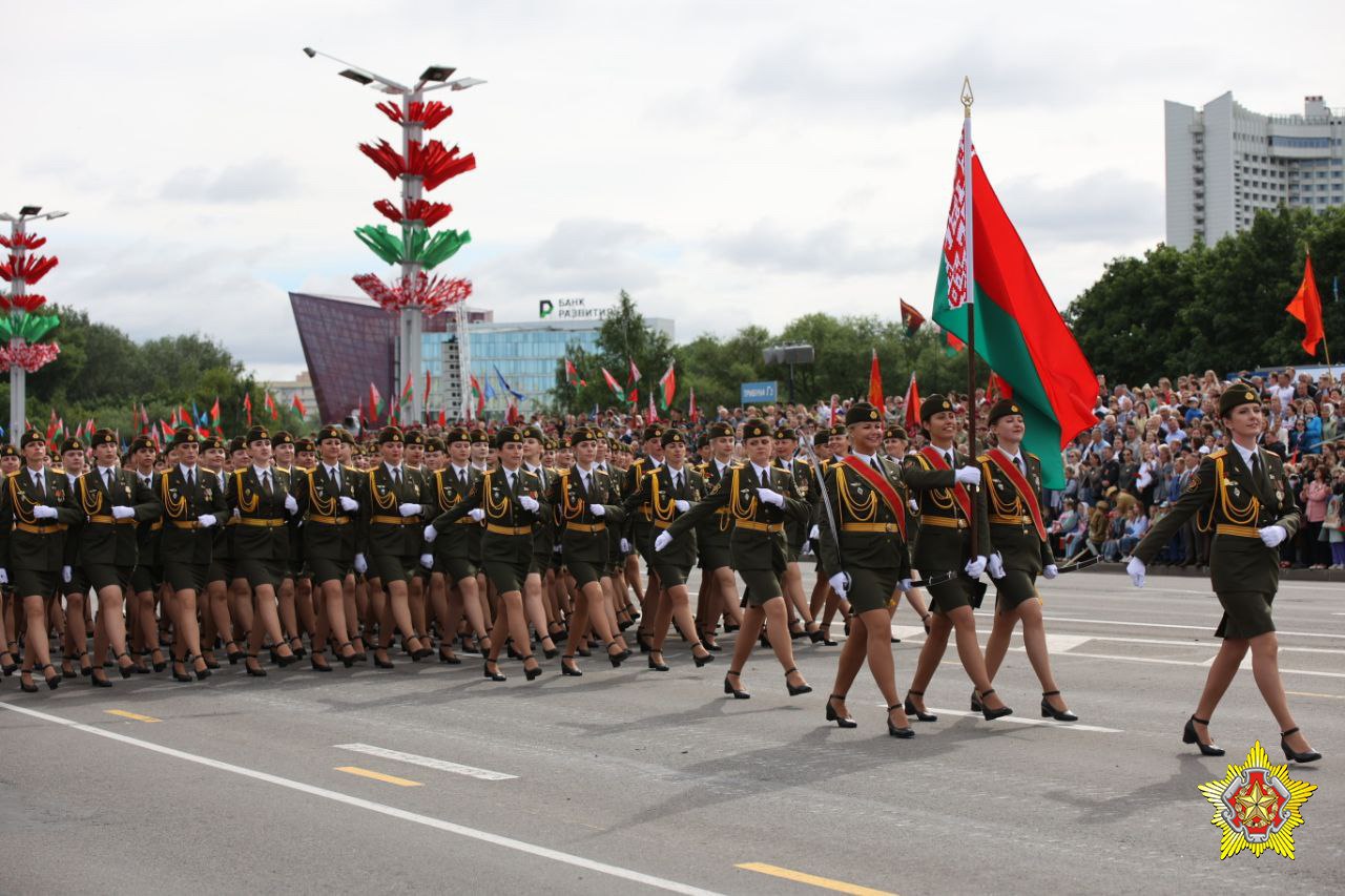 Белорусские женщины-военнослужащие на параде в Минске