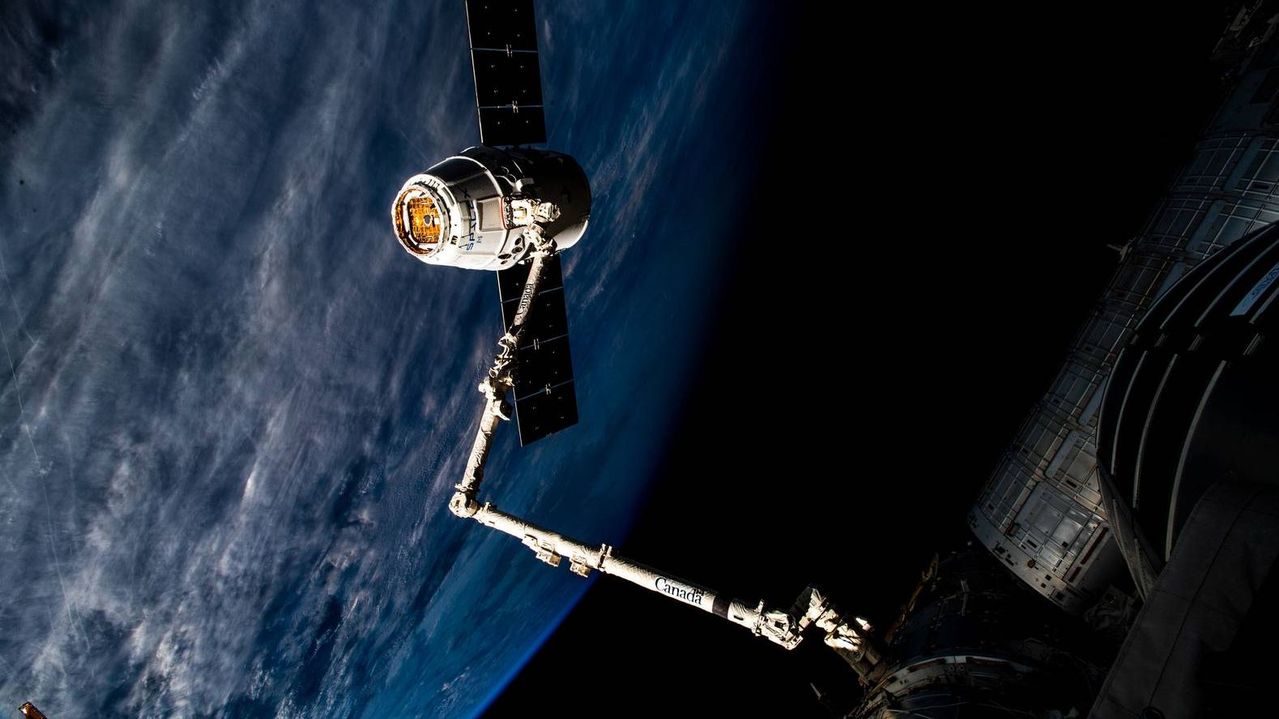 Модуль SpaceX Dragon рядом с МКС