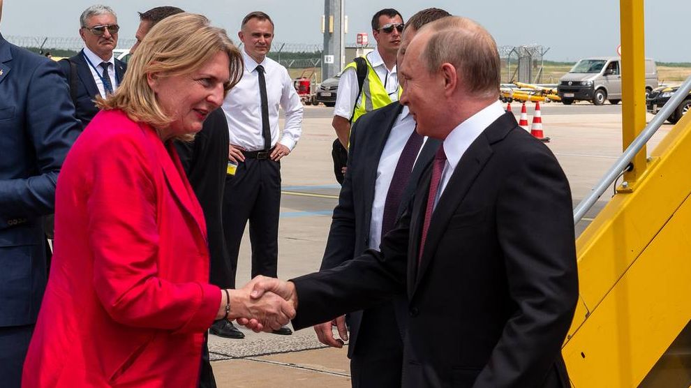 Министр иностранных дел Карин Кнайсль приветствует Путина по прибытии в Вену Швехат