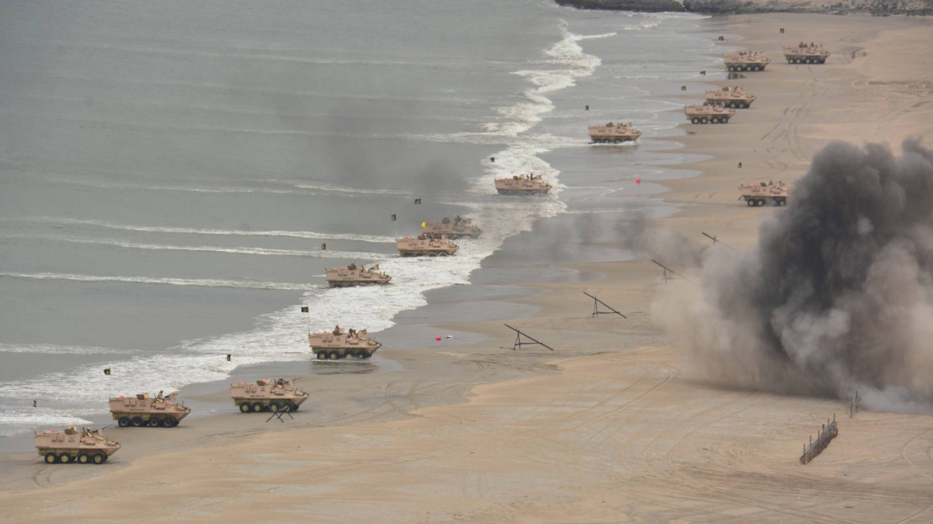 Десантно-штурмовые машины морской пехоты высаживаются на пляже во время учений 