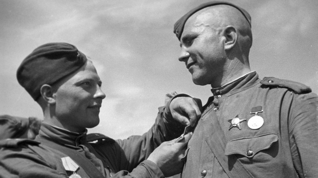 Советские солдаты, награжденные медалью «За оборону Ленинграда»