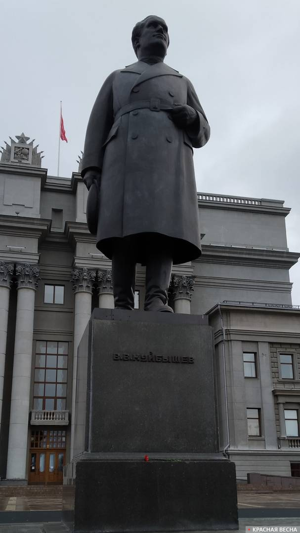 Памятник Куйбышеву на главной площади Самары