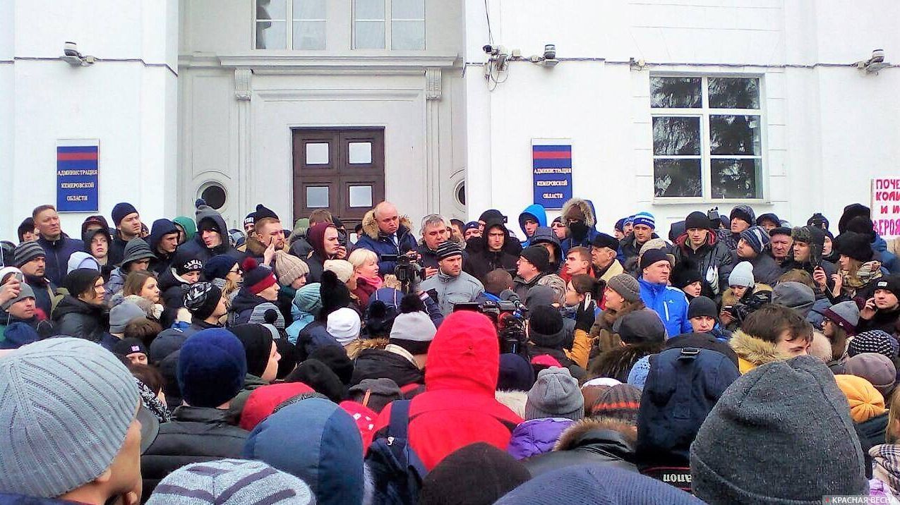 Сергей Цивилев (в центре) говорит с митингующими. Кемерово