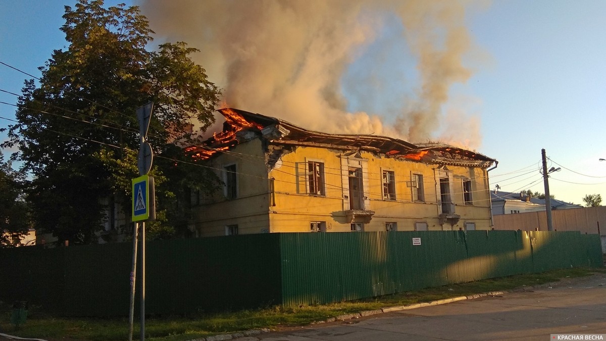 Свердловские пожарные спасли из огня двух человек