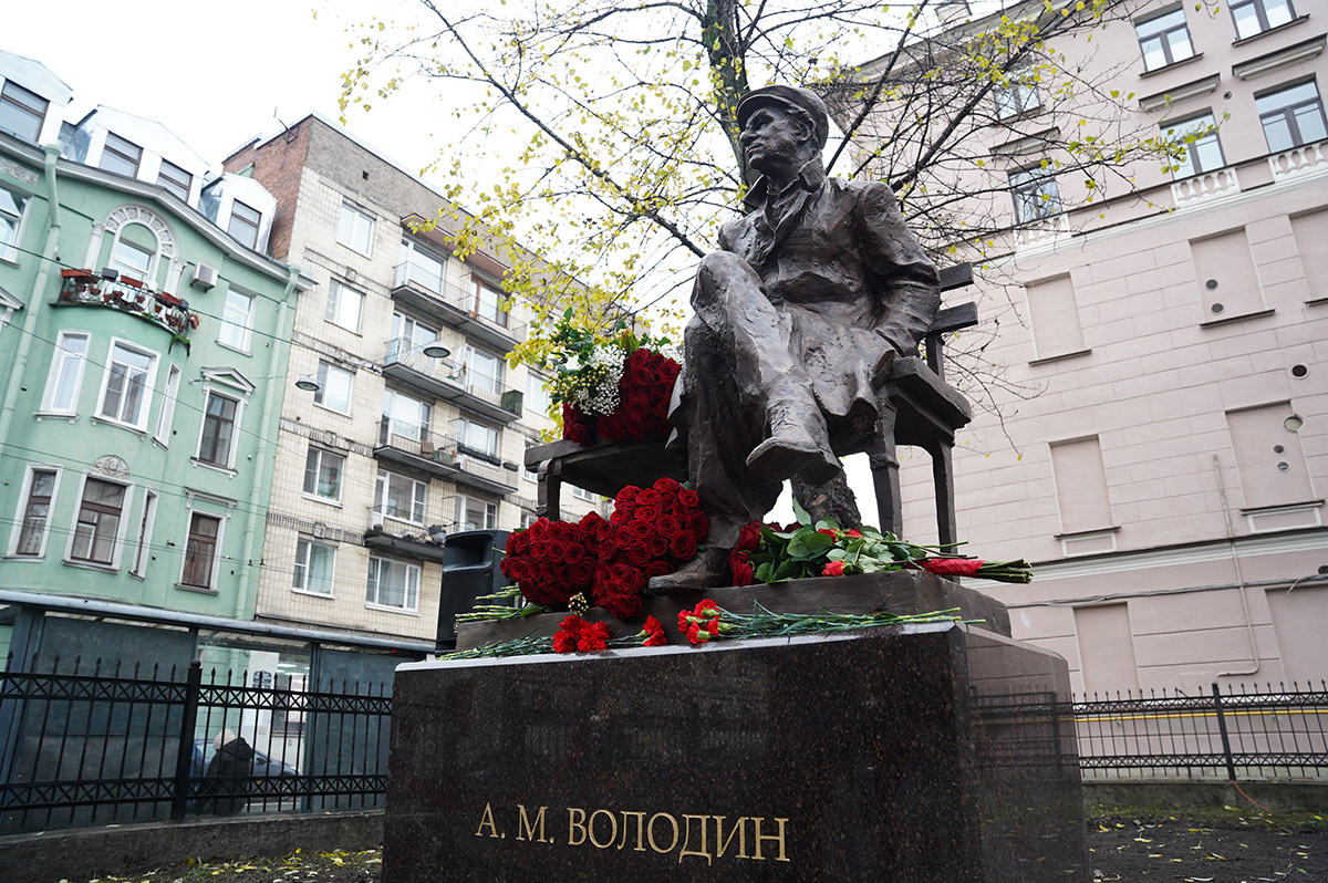Памятник Александру Володину в Петербурге